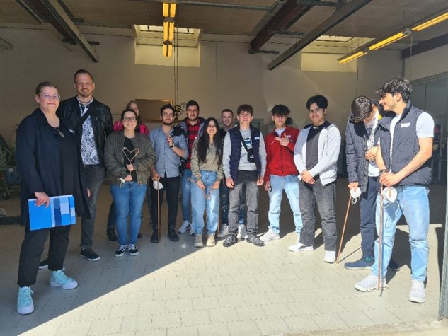 05.05.2022, Botschafter-Einsatz auf dem Campus Handwerk, Hannover

Zwei Botschafter haben den Werkstätten-Besuch der Sprachklasse in Hannover begleitet und ...